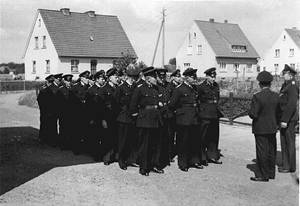 Die Lockhauser Feuerwehr, angetreten vor dem Feuerwehrhaus zum Abmarsch auf den Festplatz.